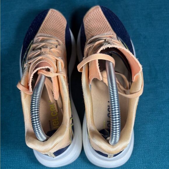 Size 8.5 - Women’s New Balance FuelCell Rebel V2 shoes - Picture 7 of 9